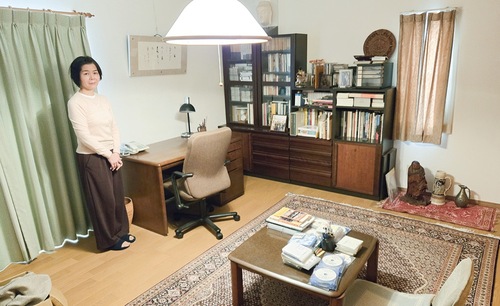 生前のままとなっている書斎（左端は長谷川佐江子代表）