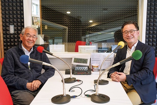 番組に出演する石塚さん（右）と、FM大師の清水暁代表取締役