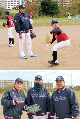ピッチングを見る荘司投手（上）と指導に当たった３選手