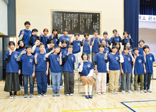 記念写真に納まる宮崎さん（中央）と６年生ら