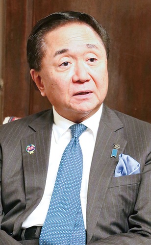 インタビューに答える黒岩知事
