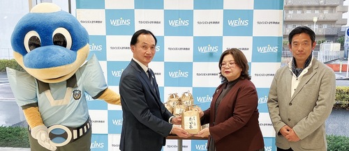 左から加瀬店の中村店長、同ネットワークの佐藤理事長、同食堂の鈴木章弘さん