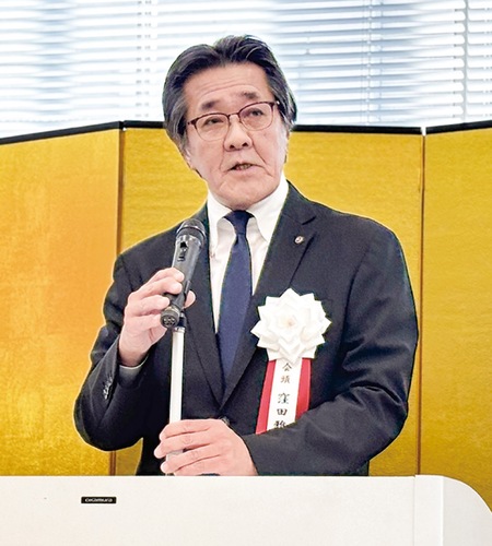 あいさつに立つ窪田会頭