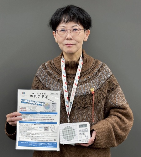 ラジオの備えを訴える職員