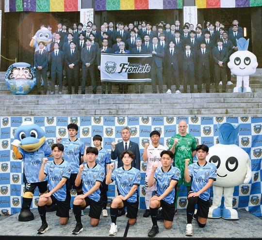 必勝祈願（上）と、会見に臨んだ新加入選手ら