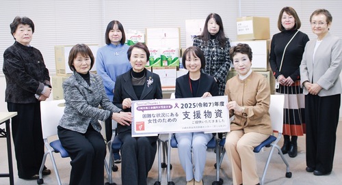 支援物資を寄贈した女性会のメンバーら