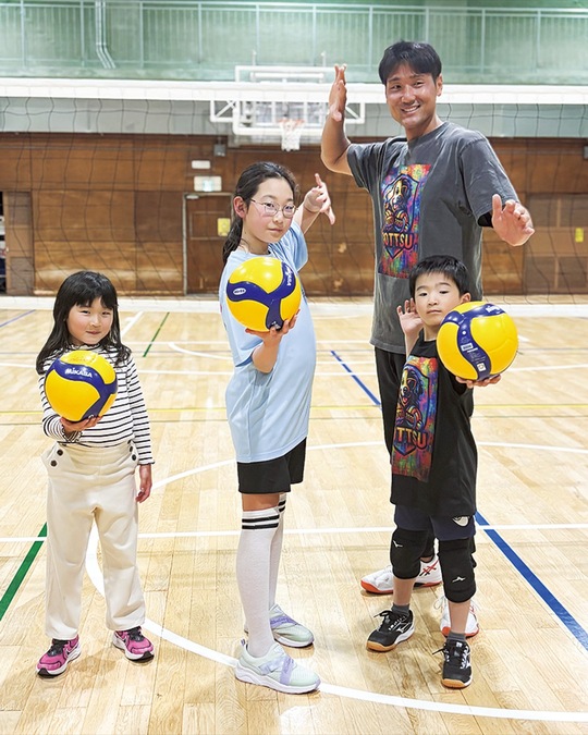 生徒と共に記念写真に納まる石島さん（右後ろ）
