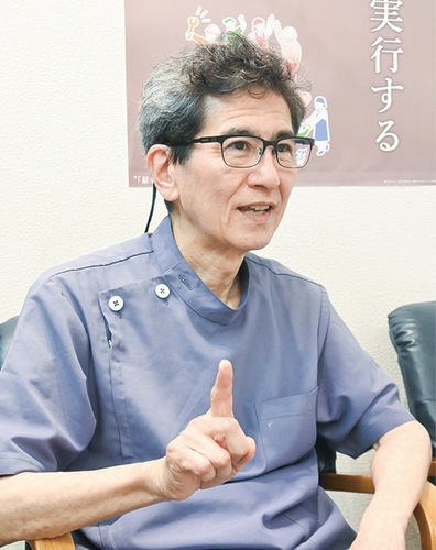 インタビューに応える松山会長