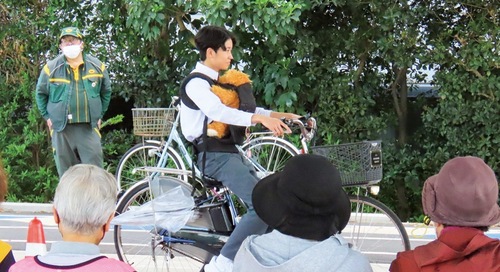 自転車に乗る南河原中の生徒＝提供