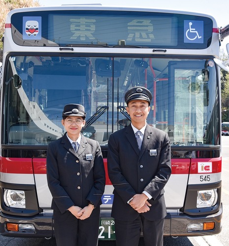 バス運転士としてデビューしたマハトミさん（左）とバグスさん