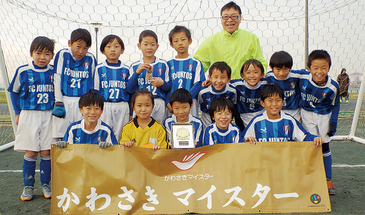準優勝したFC.JUNTOSのメンバーと久保田さん