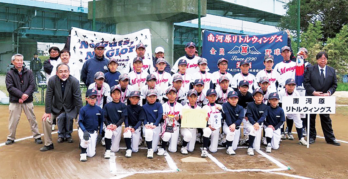 優勝した南河原のメンバーと関係者ら