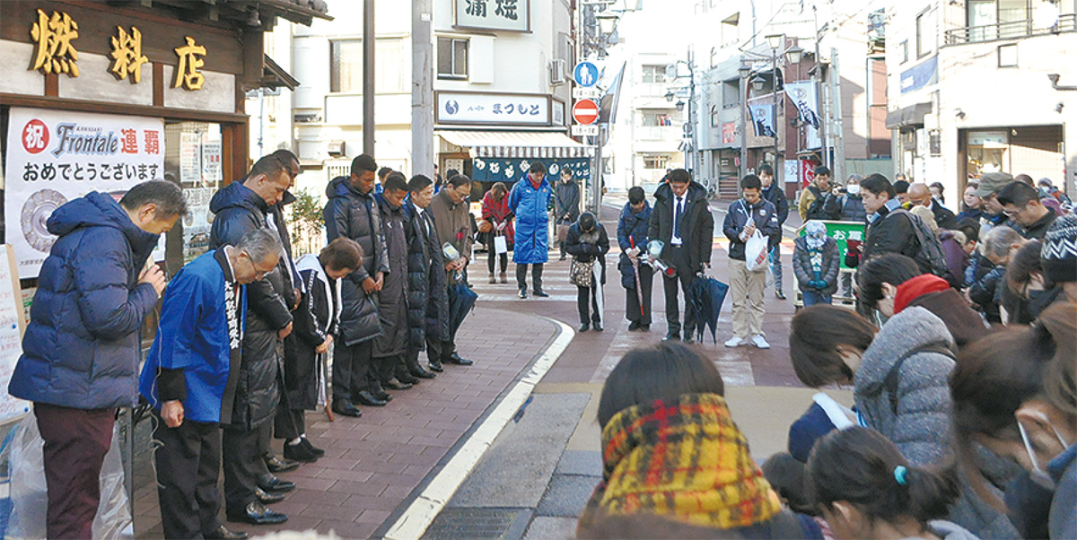 ▲黙とうを捧げる選手やサポーターたち