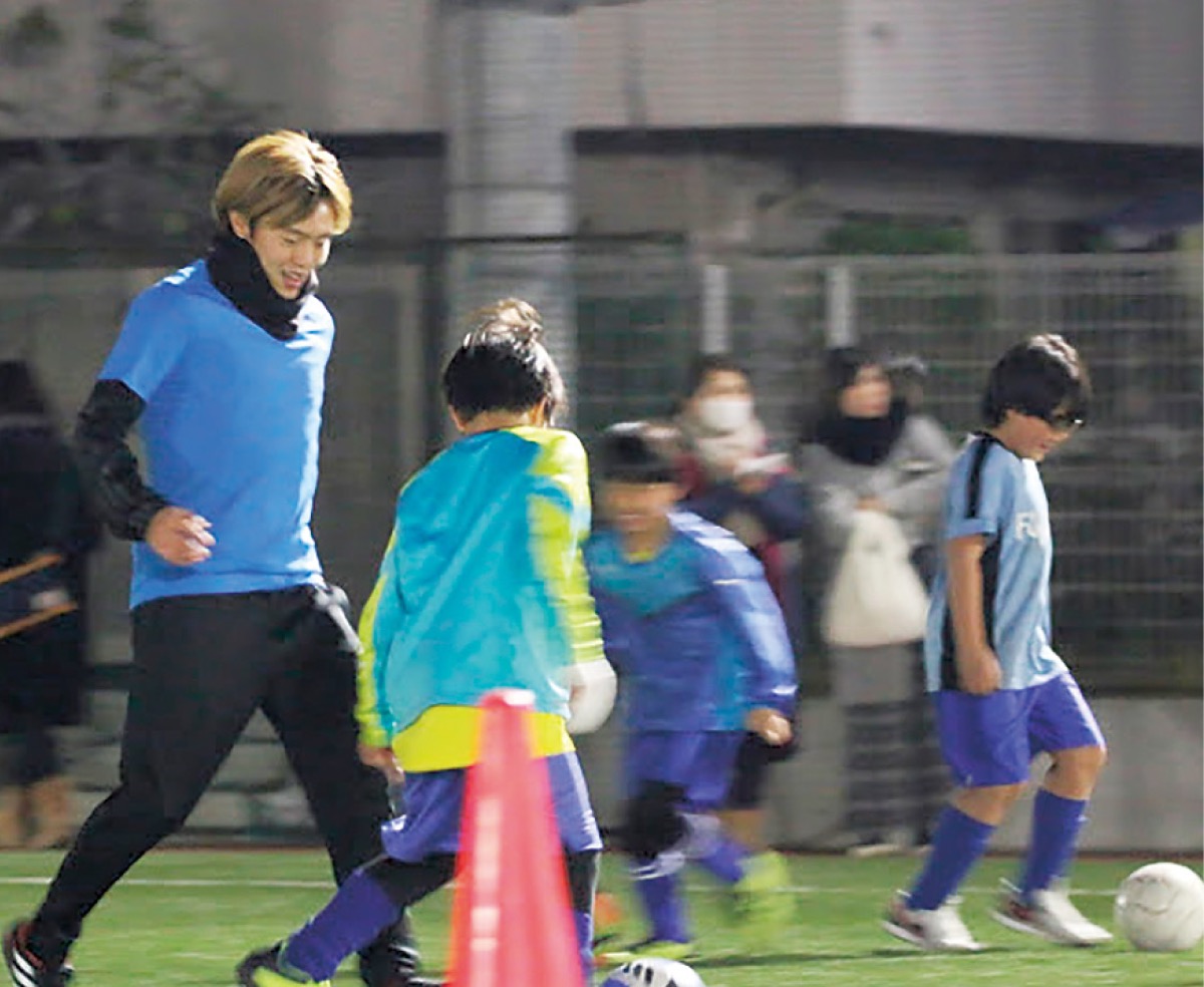 子ども達と交流する齋藤選手