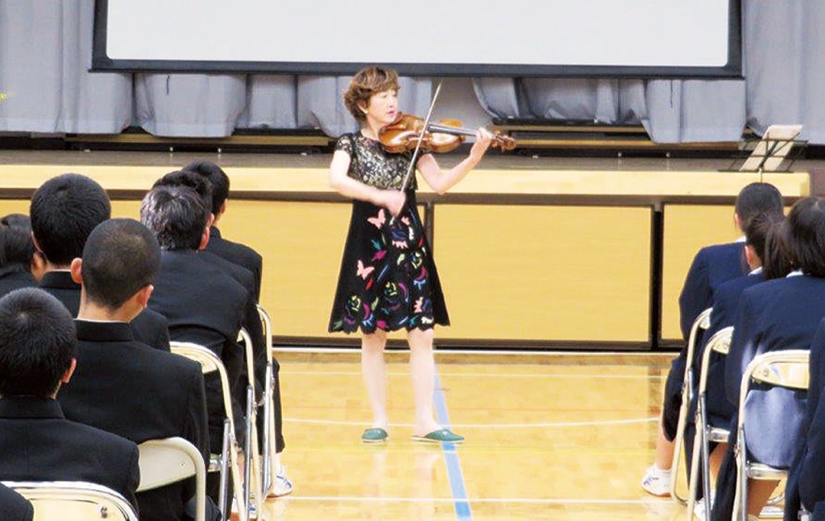 バイオリン演奏を披露する大谷さん
