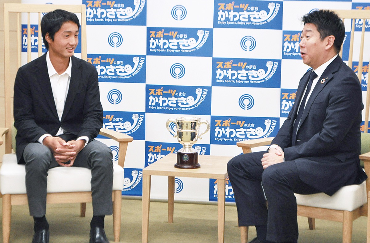 歓談する望月選手（左）と福田市長