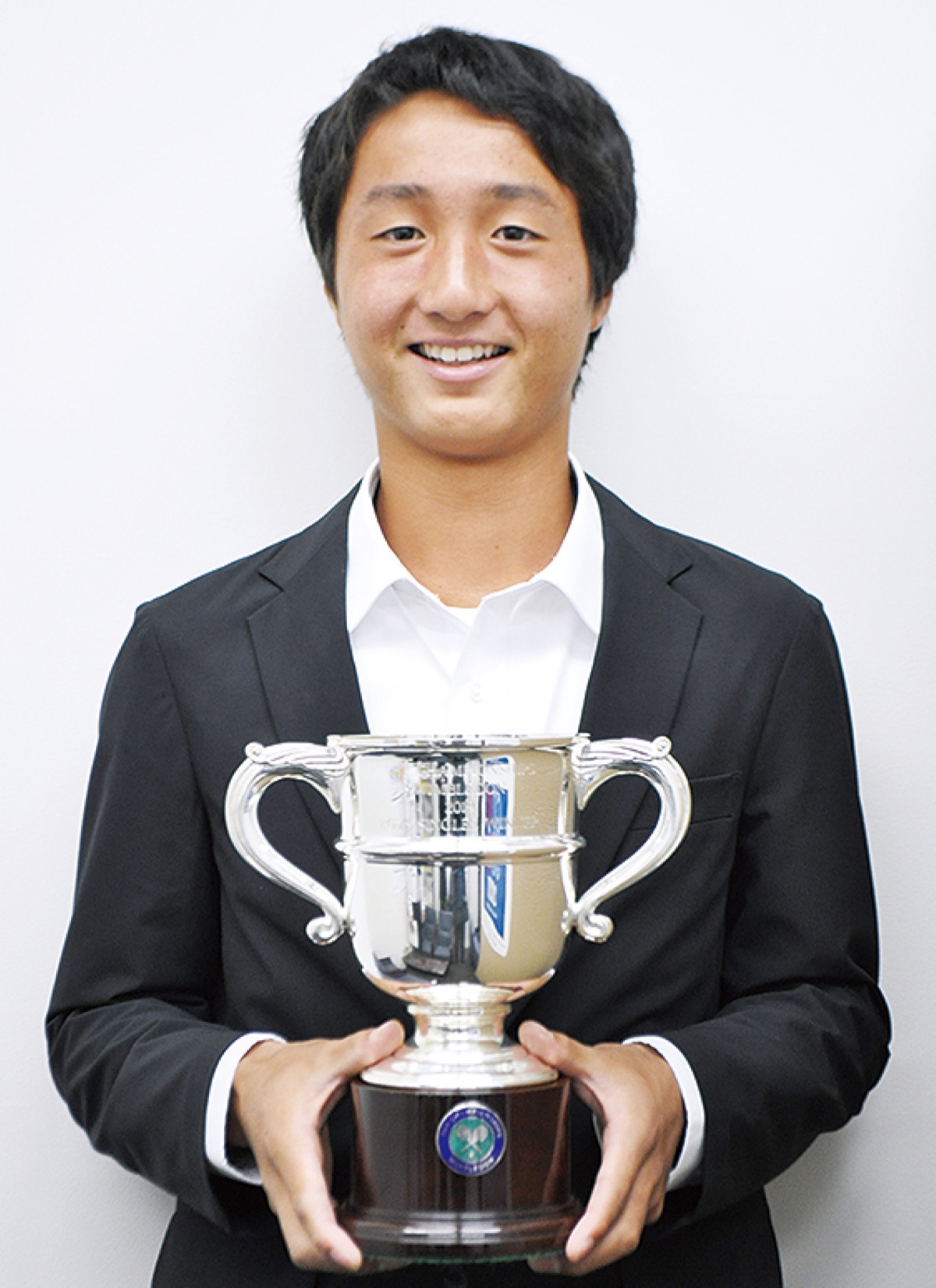 優勝カップを手に笑顔の望月選手