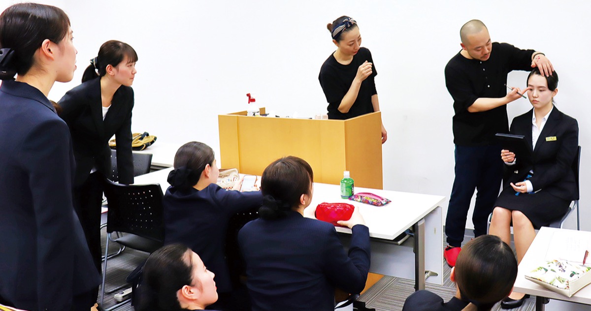 うどん店主にメーク学ぶ