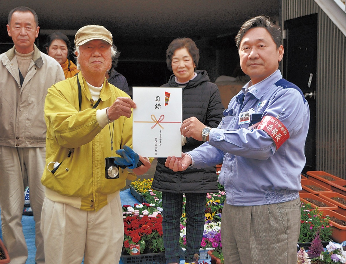 地元町内会に鉢植え寄贈