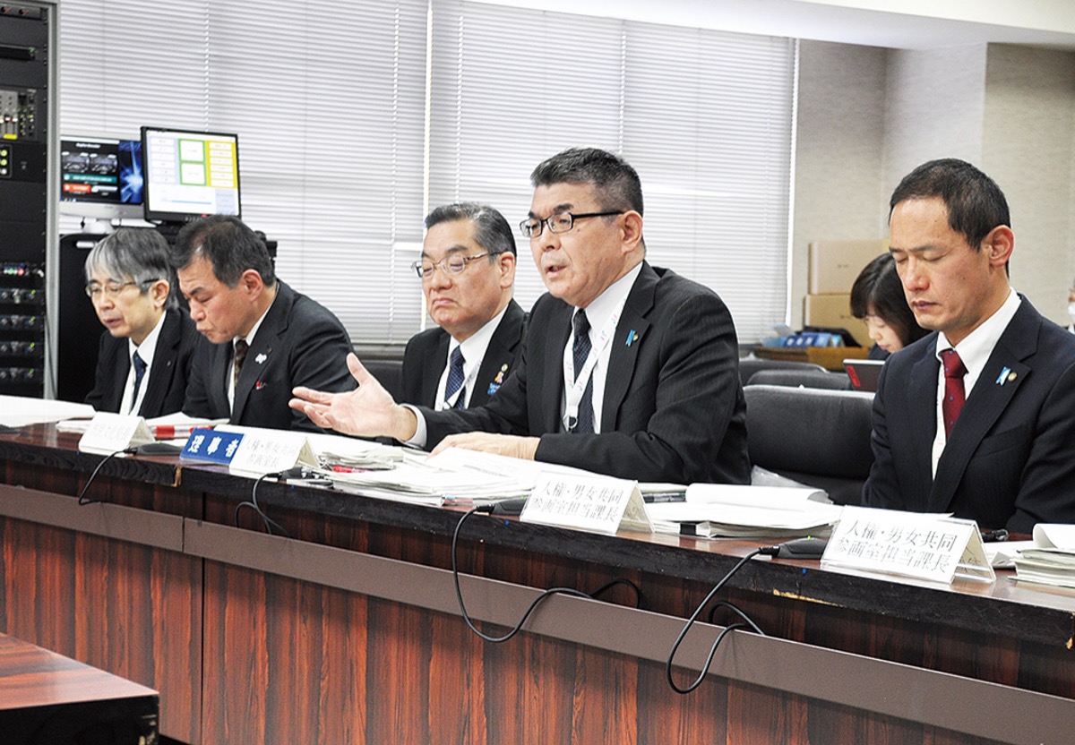 文教常任委員会で説明する市職員