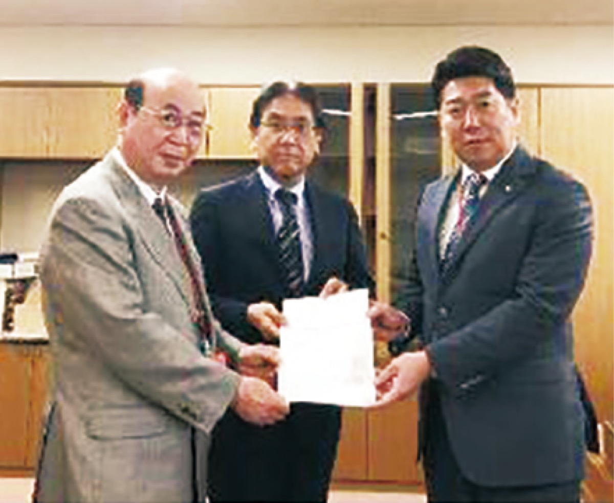 左から松原区長、和田航空局長、福田市長