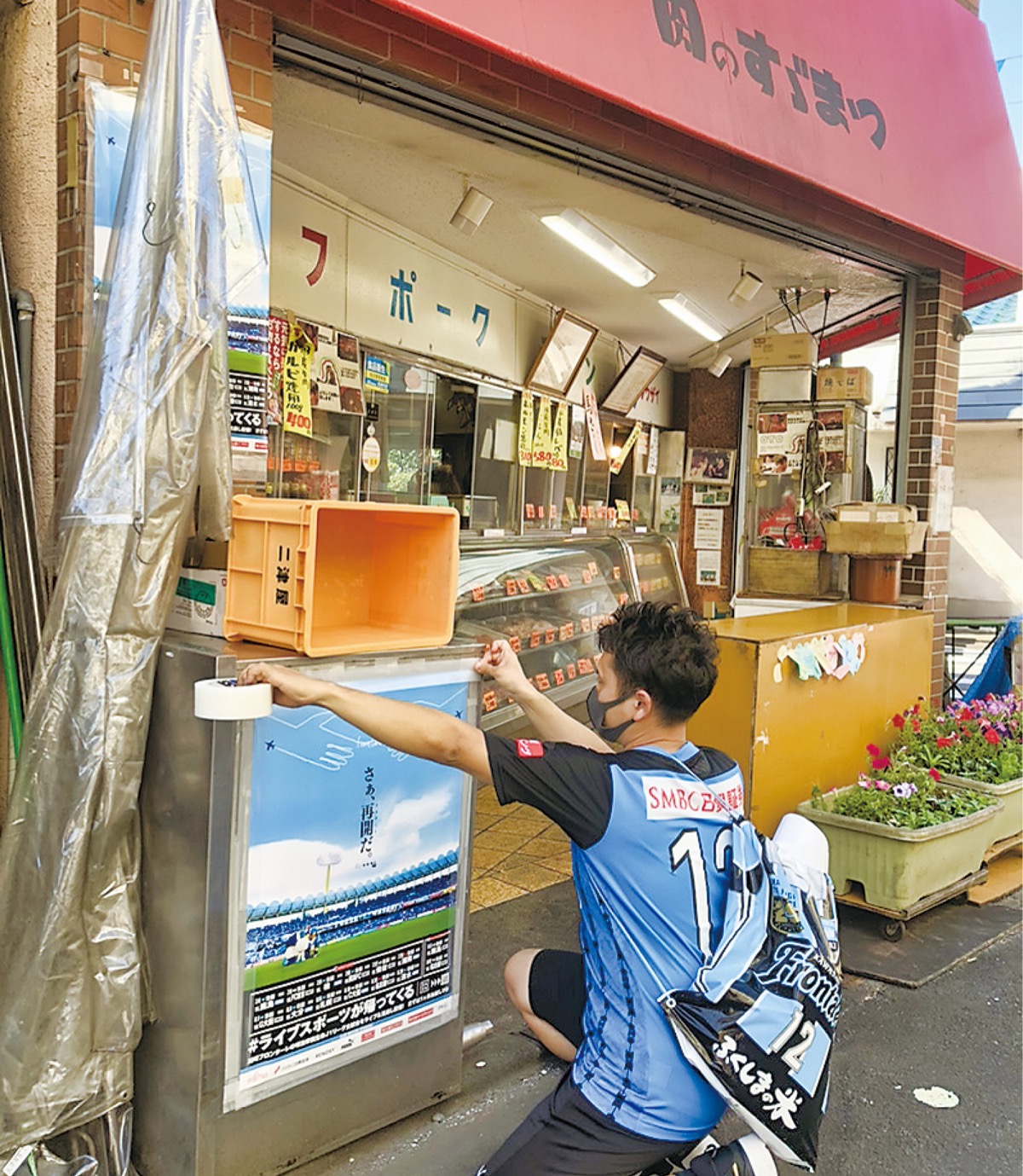 商店街でポスター貼り