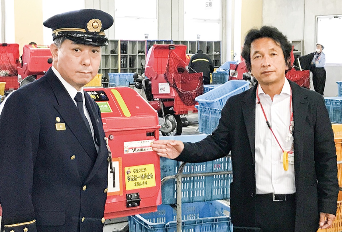 臨港消防署 火の用心ステッカーを交付 郵便バイクに貼り付け 川崎区 幸区 タウンニュース