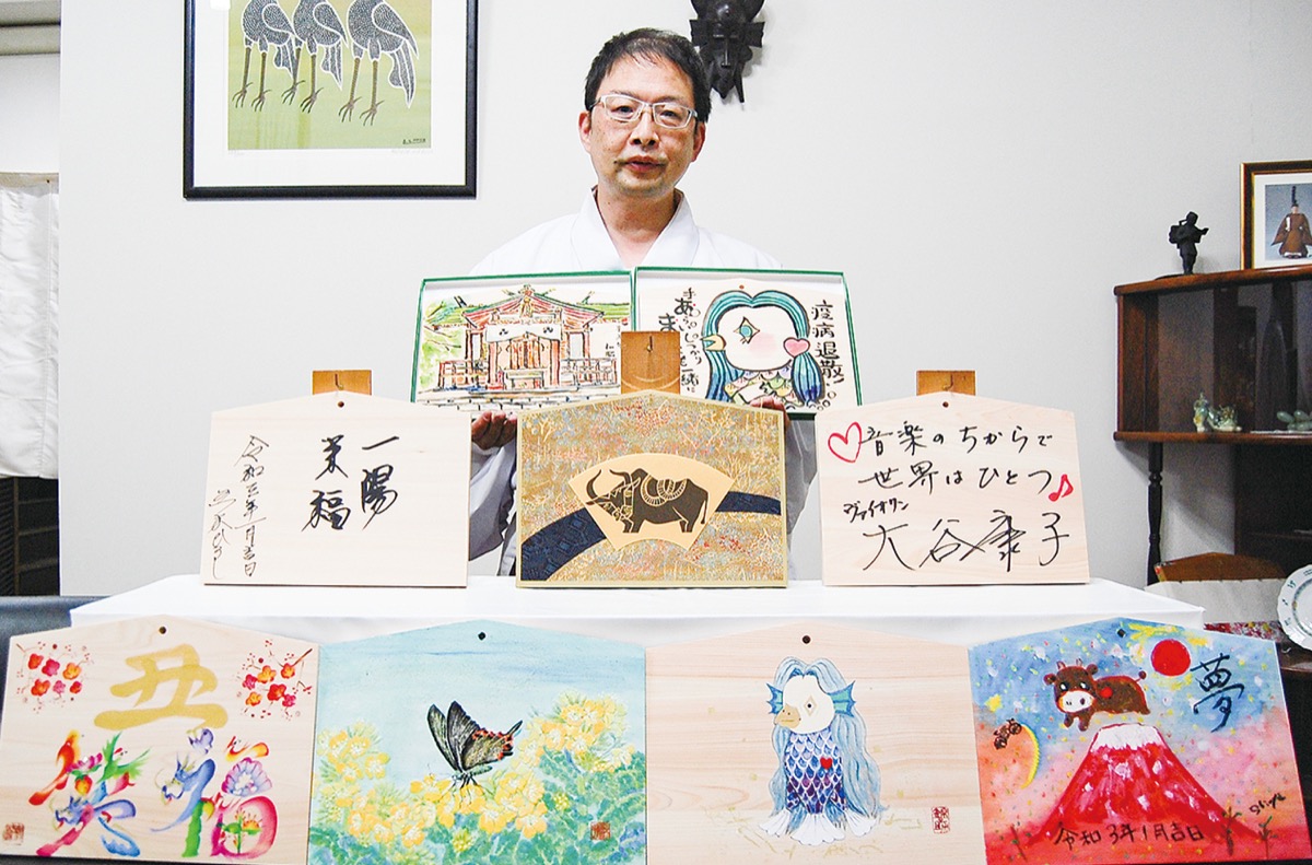 色とりどりでユニークな絵馬が多数