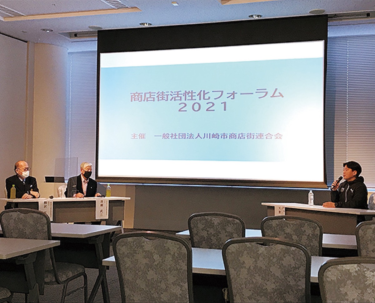 意見交換する３氏