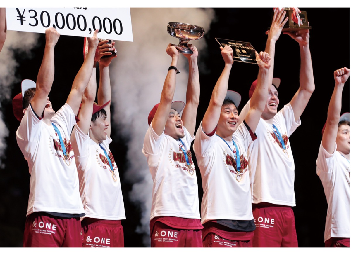 喜ぶ篠山選手(中央)ら　(C)ＪＢＡ