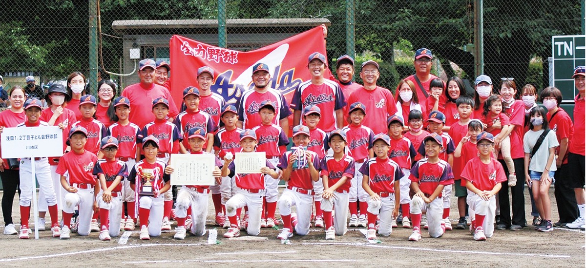 優勝を喜ぶチーム関係者ら