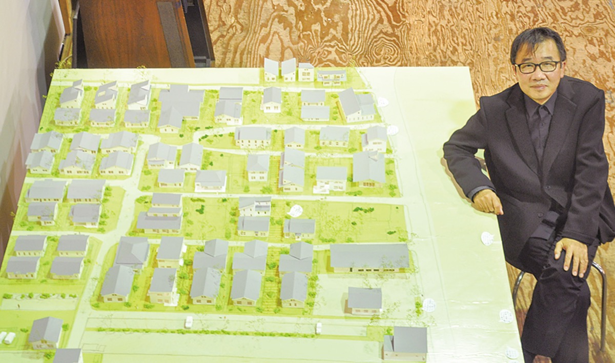 設計模型を横に受賞の喜びを語る渡辺所長