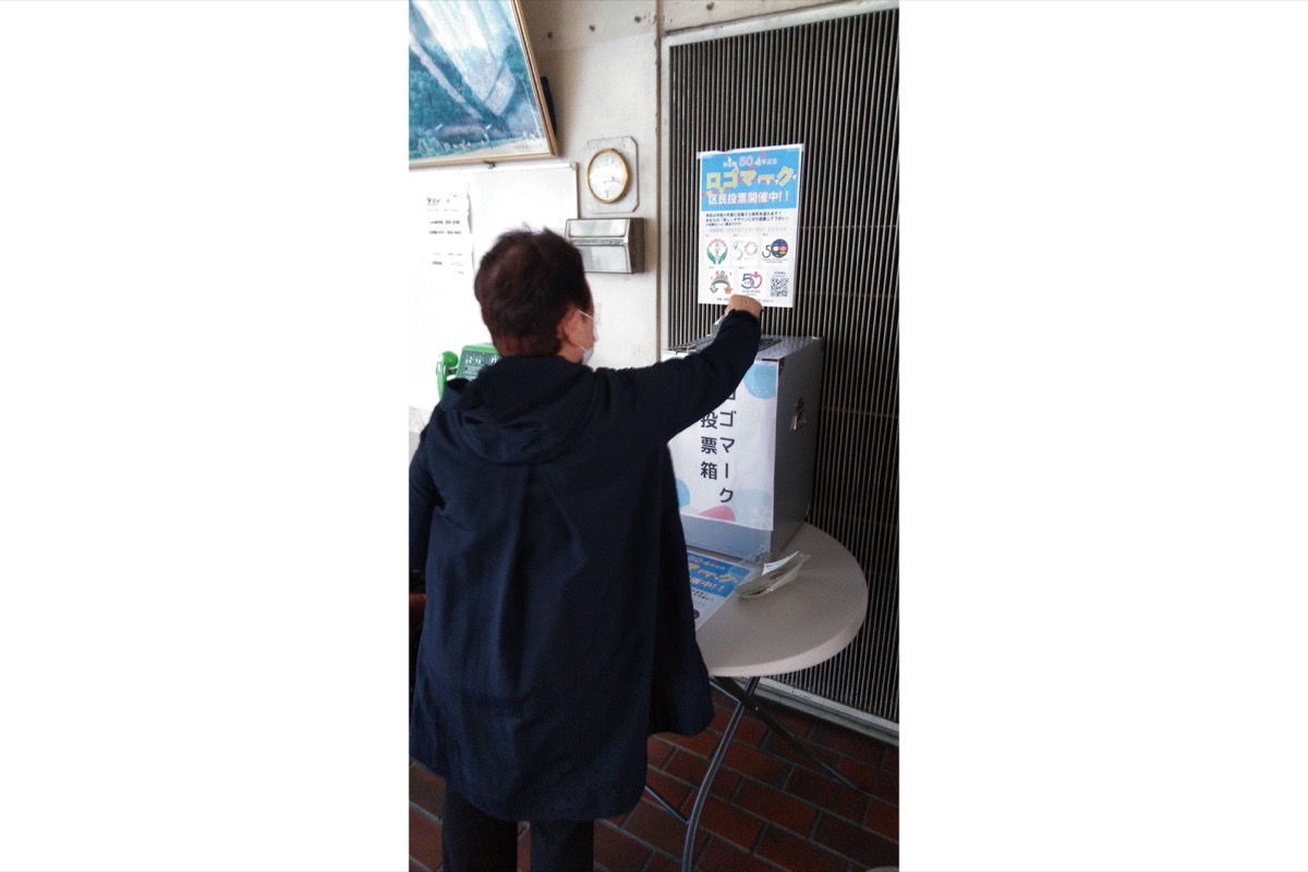 幸市民館で投票する人