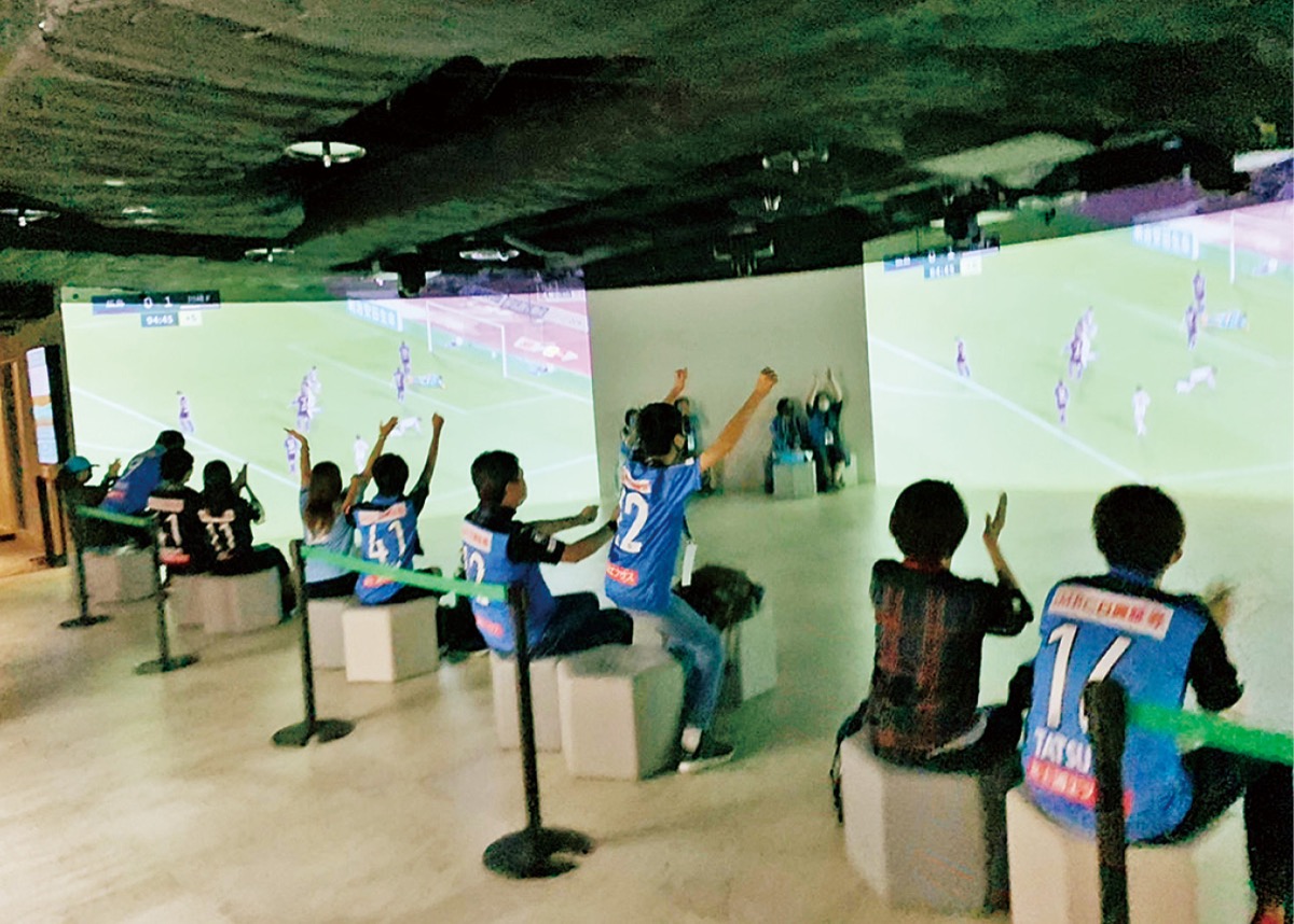 大迫力のスクリーンで試合観戦