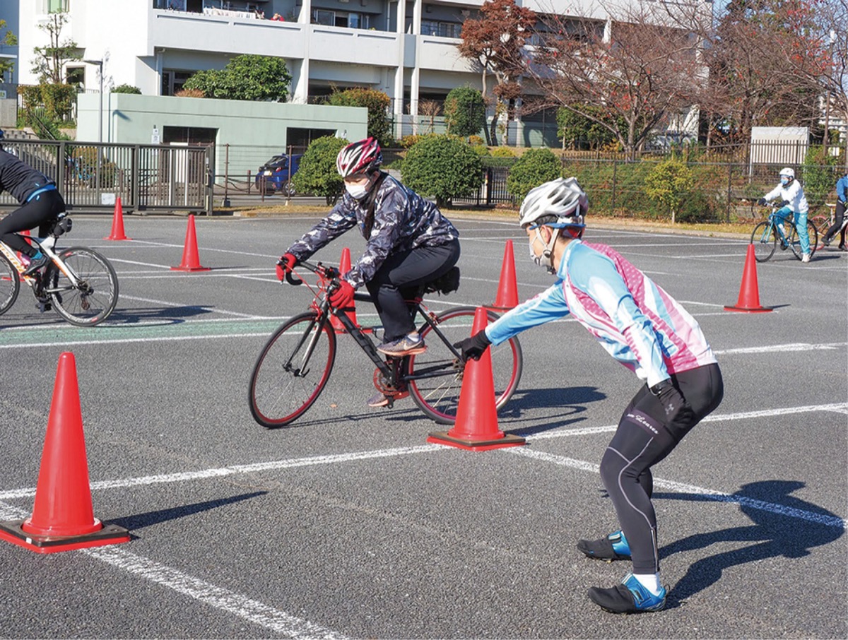 スラロームの練習に励む参加者（市トライアスロン協会提供）