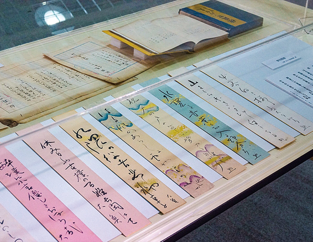 惣之助直筆の短冊（手前）と原稿（奥）