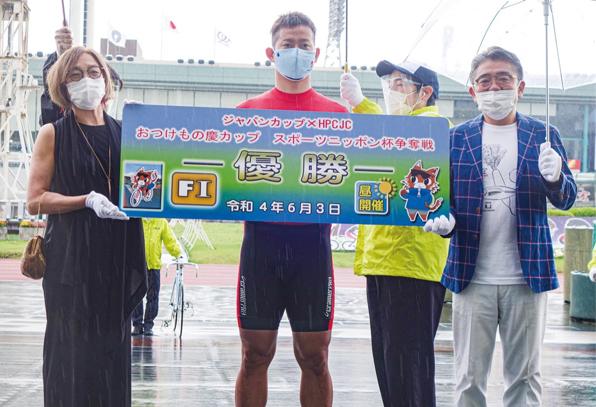 脇本選手と記念写真に納まる渥美夫妻＝川崎競輪場提供