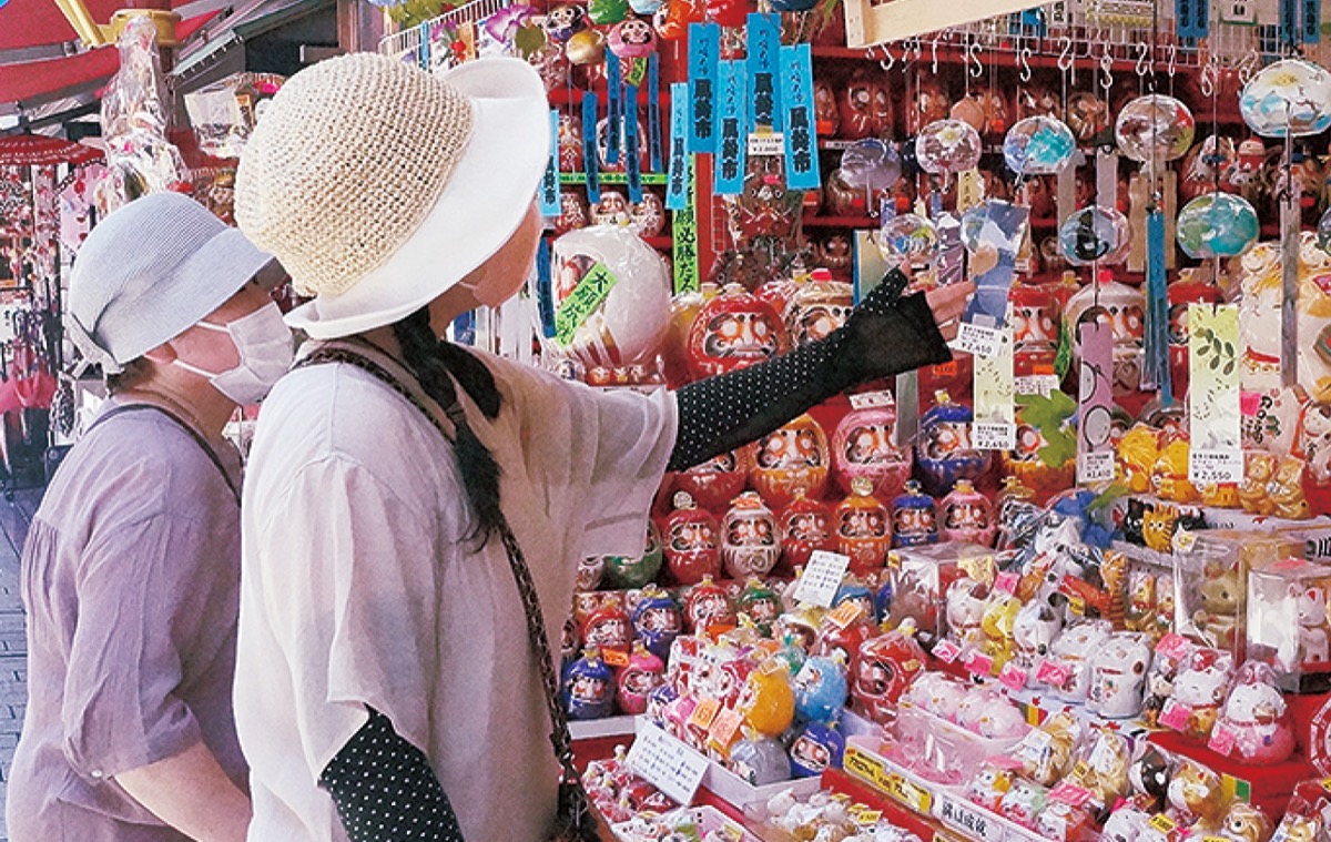 風鈴を手にとる女性