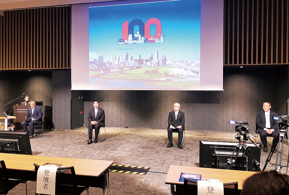 パネルディスカッションに登壇する主催者ら