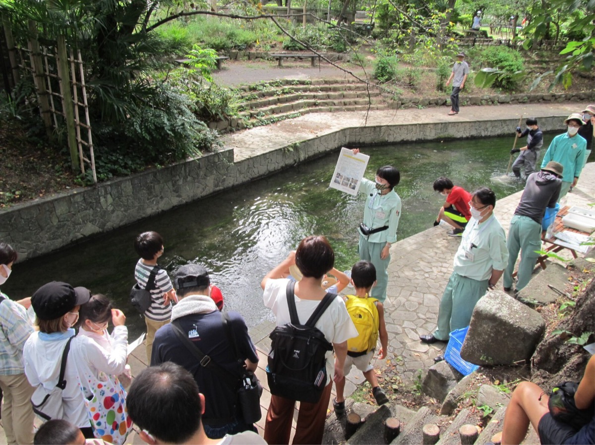 市職員から説明を受ける参加者(過去の開催時)=川崎市提供