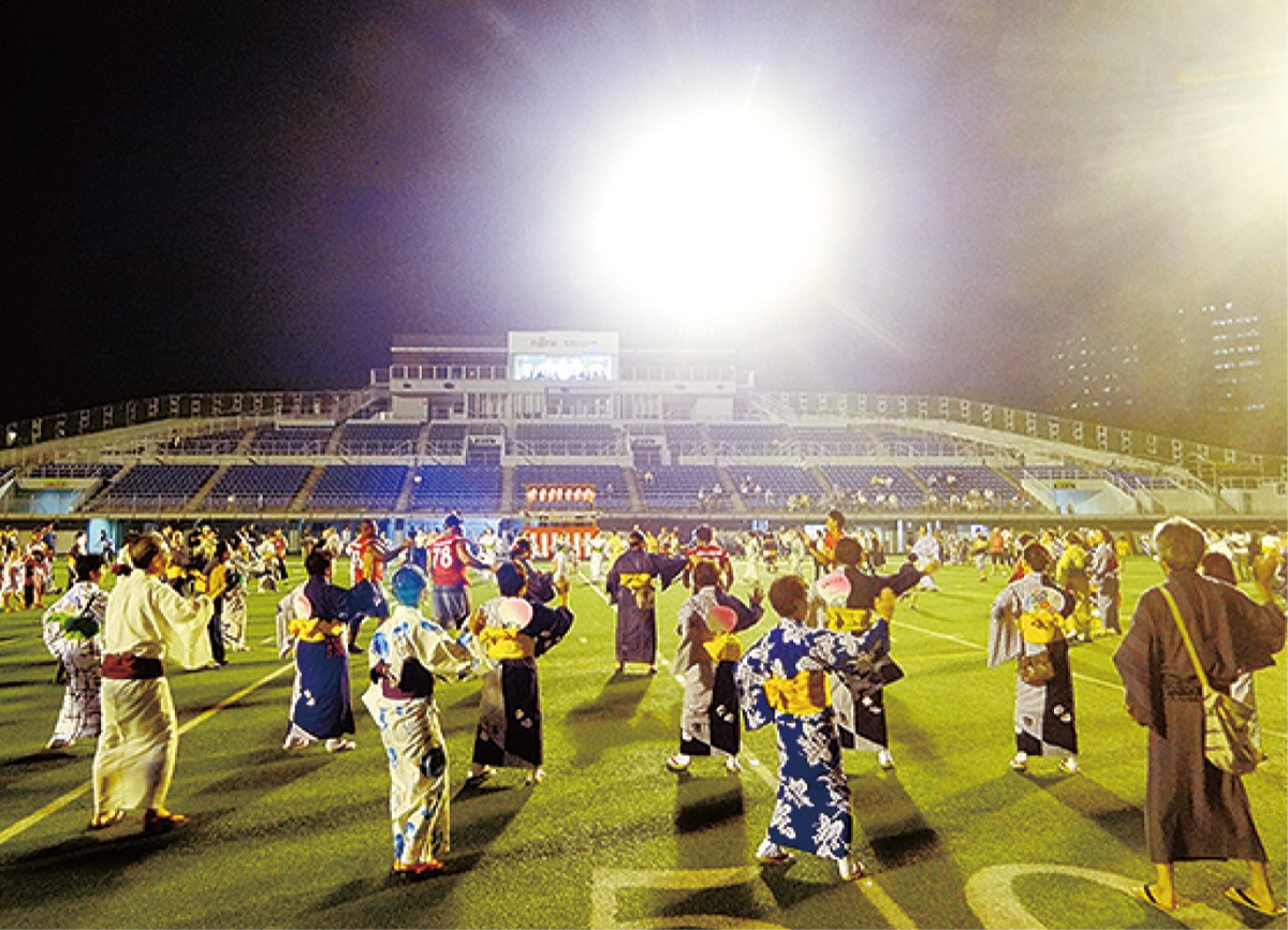 盆踊りを楽しむ参加者　＝2018年