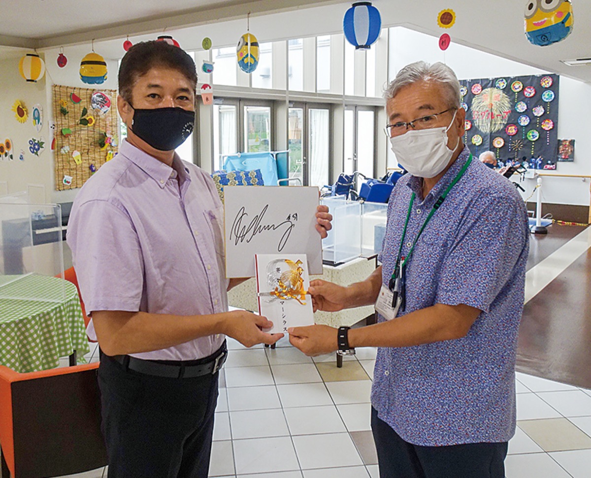 目録を手にする生澤さん（左）と江良さん