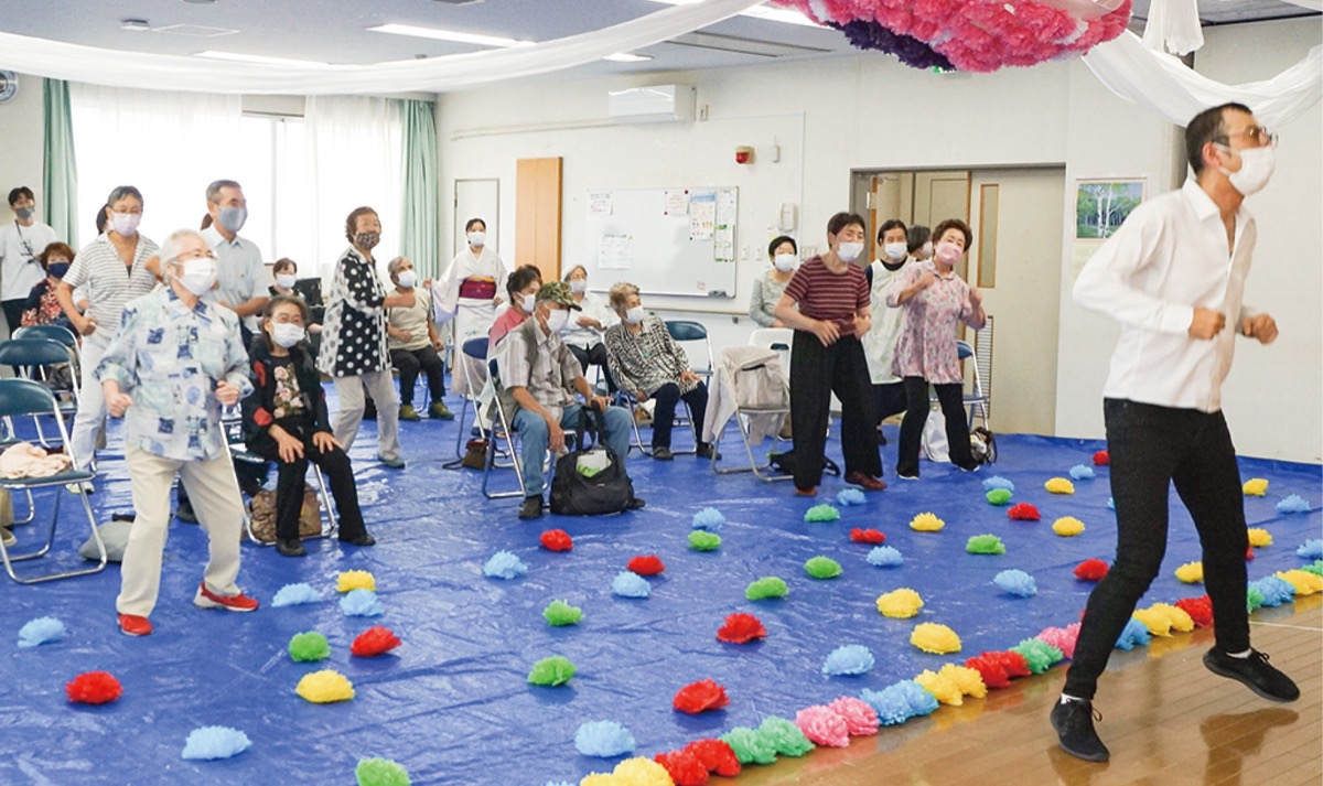 体を動かす参加者ら