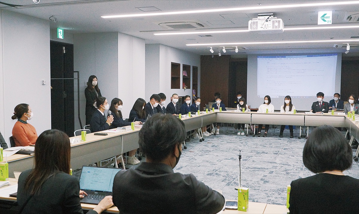 発表者の意見を聞く参加者