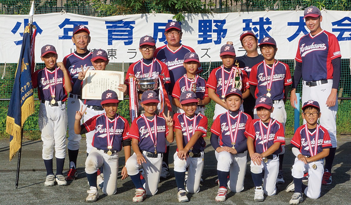優勝を決め、笑顔の古川町少年野球部メンバー
