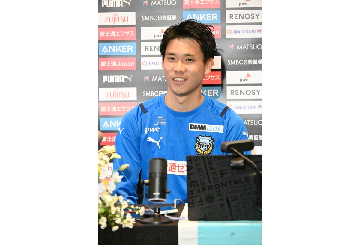 笑顔で質問に応じる山根選手