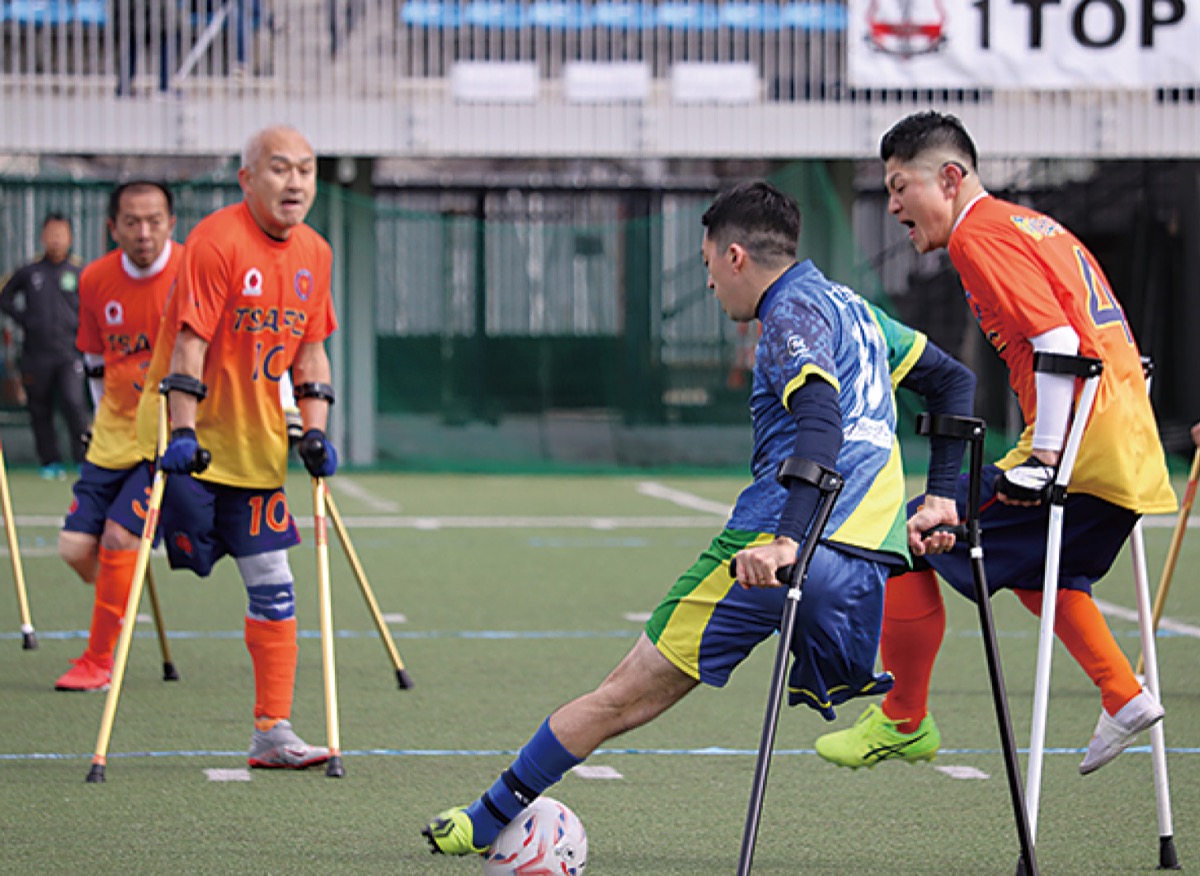 激しいプレーが繰り広げられる