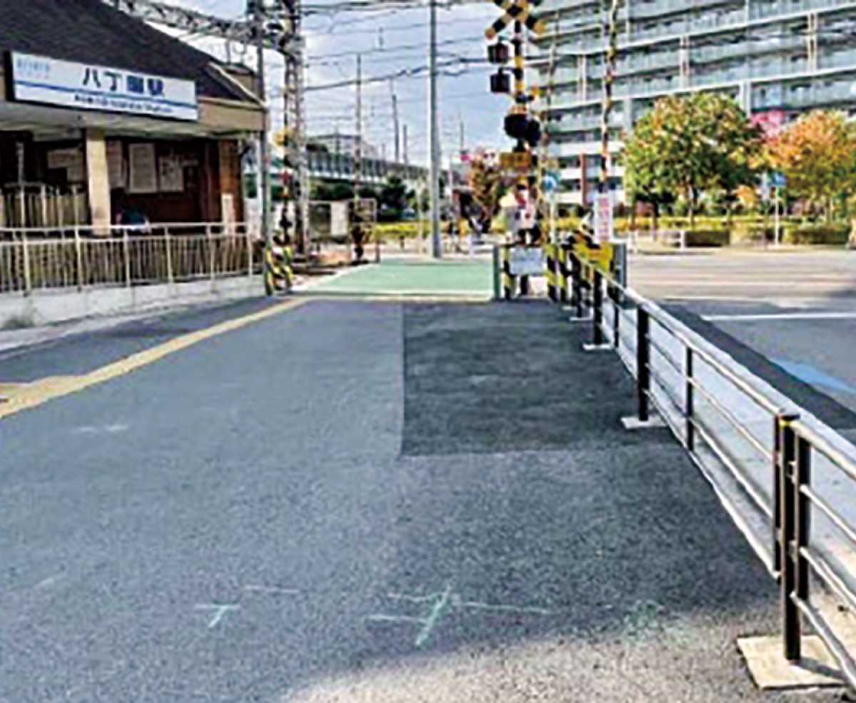 歩行者空間が広がった踏切