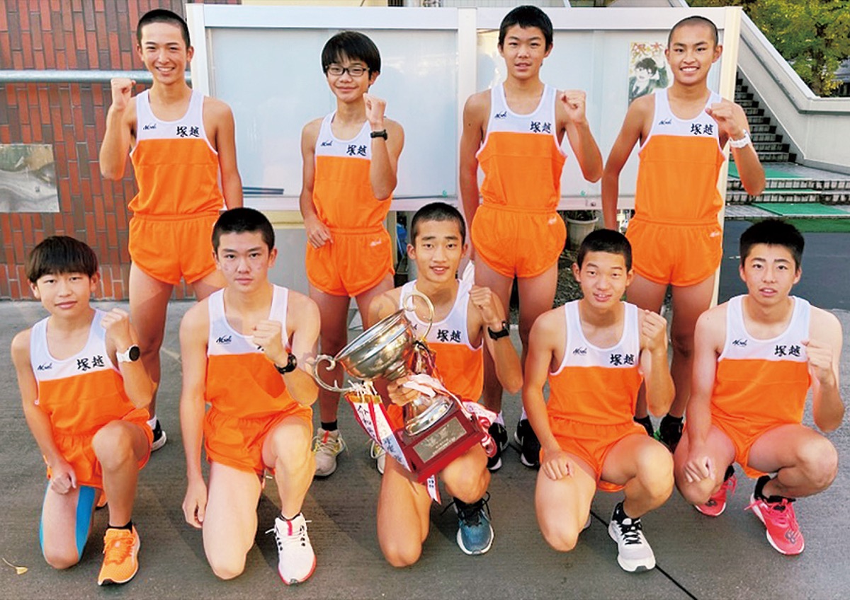 優勝カップを手に笑顔の選手たち