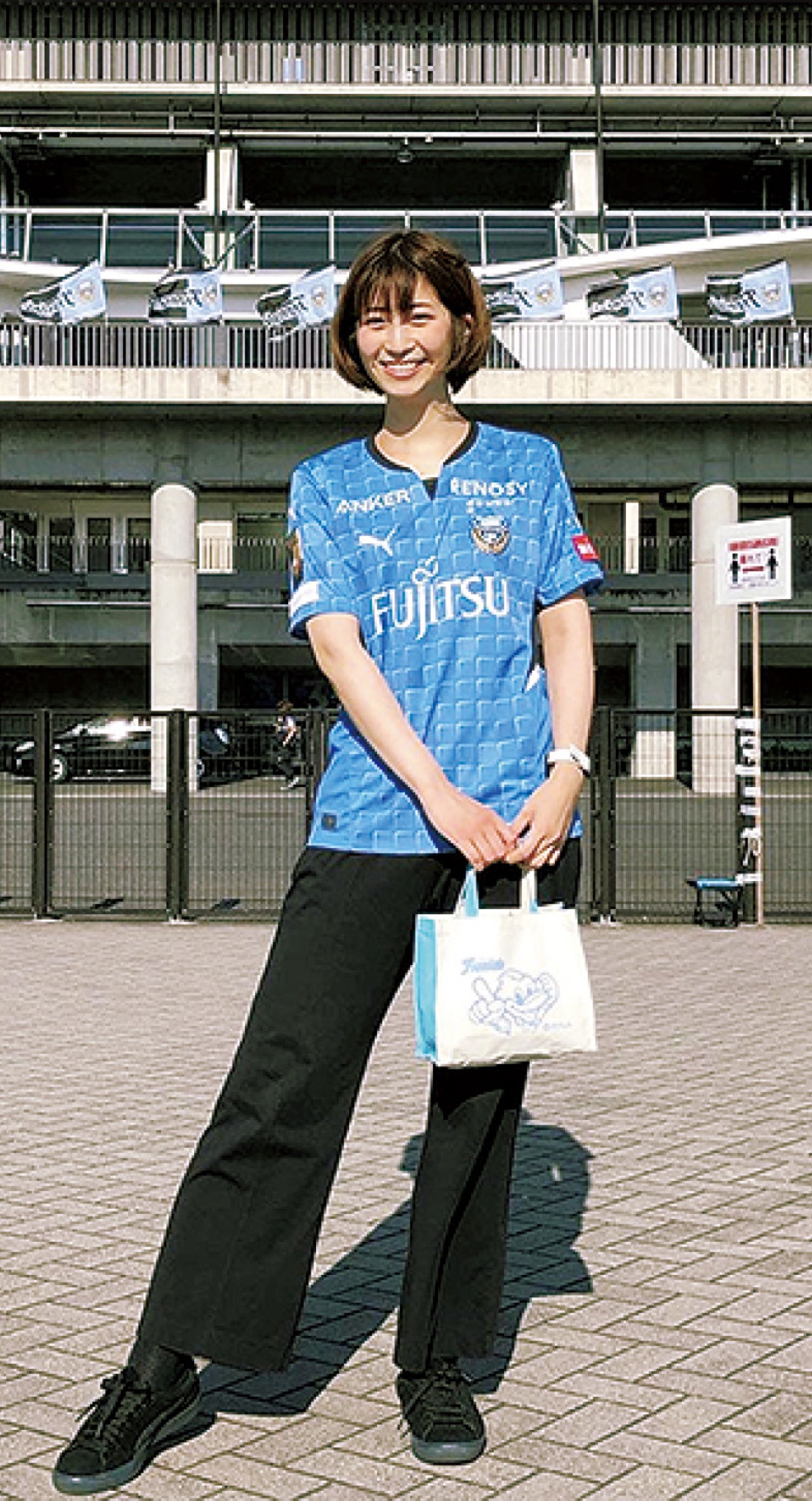 等々力陸上競技場前に立つ奥田明日美さん©川崎フロンターレ